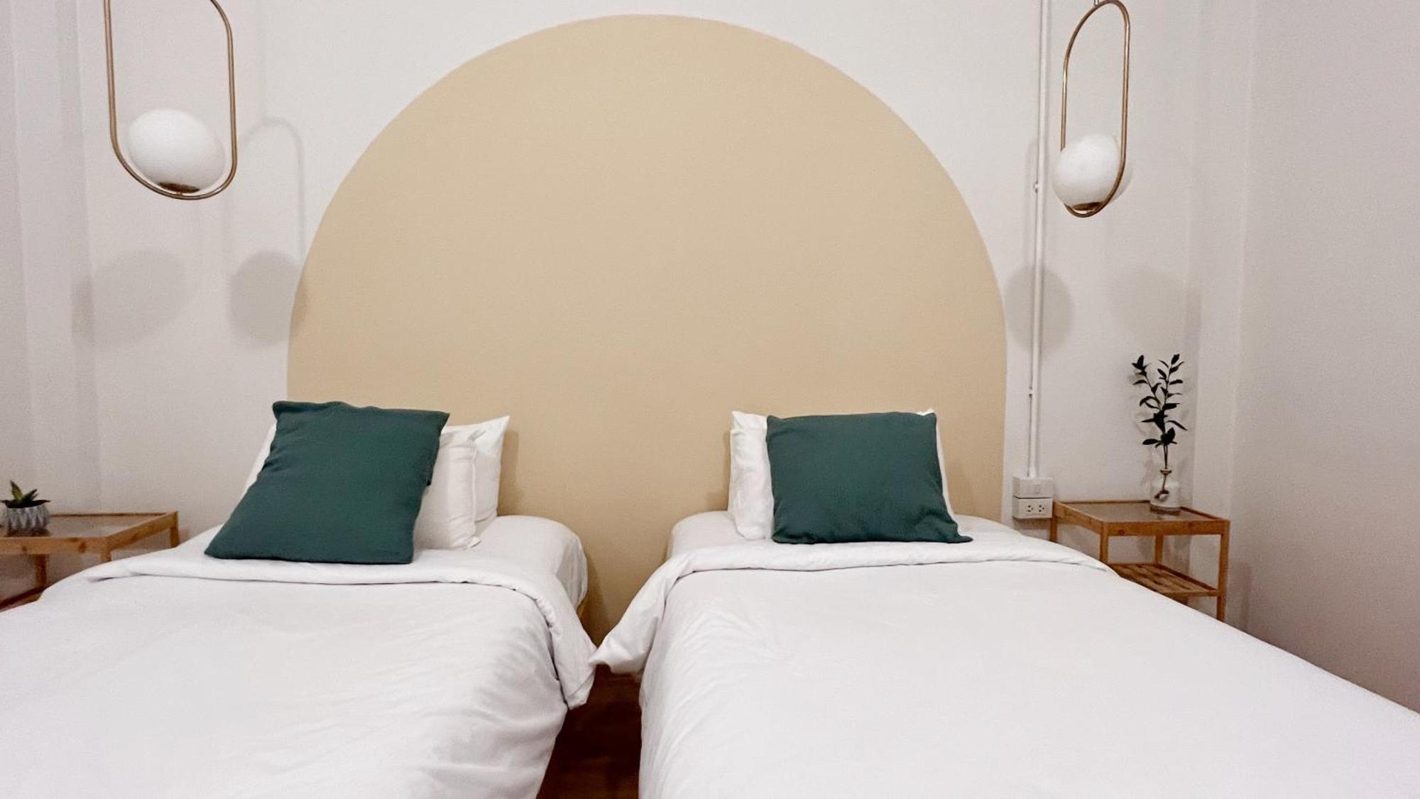 La Moon House Hotell Salaya Exteriör bild